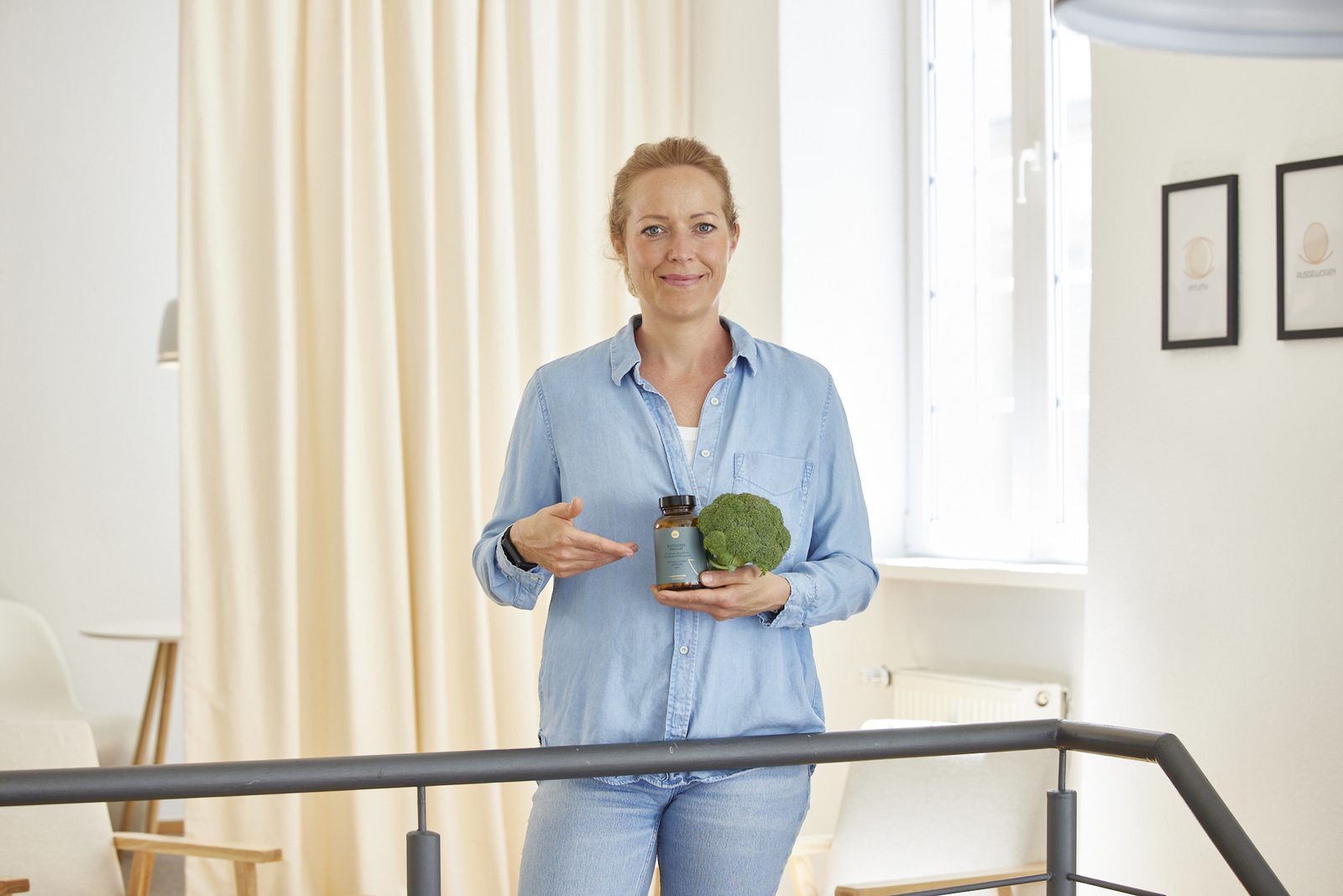 Sandra Maria Walz mit Nährstoffpräparat und Brokkoli